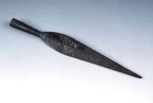 Punta de lanza con inscripción de propiedad perforada, del sitio romano en Newstead, Melrose, 80-100 d.C.